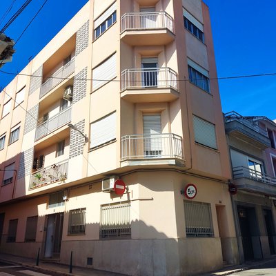 Vivienda, estudio y garaje en el centro de la poblacion.